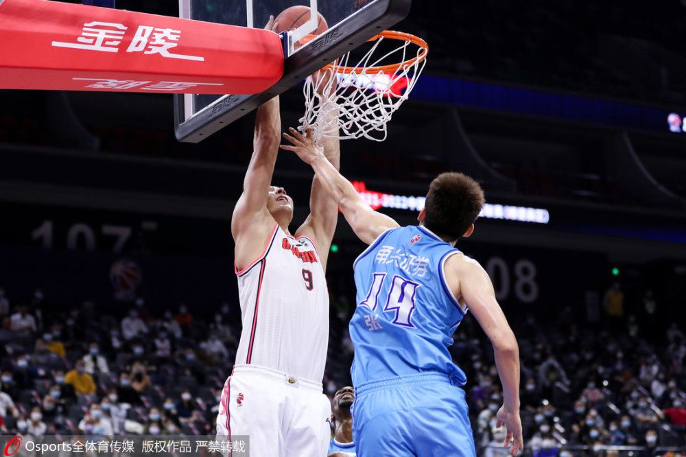 一位年夜学篮球队锻练原本用正规方式练习他的球员，可是在他输失落了生平的第一个球季以后，他起头采各类火爆手段来刺激那群菜鸟球员以争夺成功。本片脚本写出了很多年夜学篮球赛的内幕，对这个校园活动系统的丑恶面有所嘲讽。导演威廉．弗里德金处置打球动作排场表示不俗，尼克．诺尔蒂饰演火爆教头亦负责得很，加上很多NBA明星客串表态表演，应当可让喜好篮球活动的不雅众叫好。